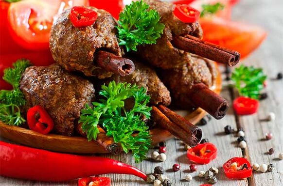 Les rouleaux de viande avec des épices et des légumes sont un exemple de la bonne nutrition